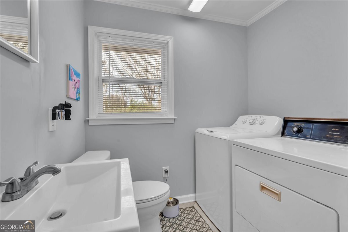 480 Country Club Road Dublin, GA 31021 - Photo 31 of 42 a utility room with dryer and washer