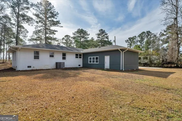 a view of a house with backyard and garden