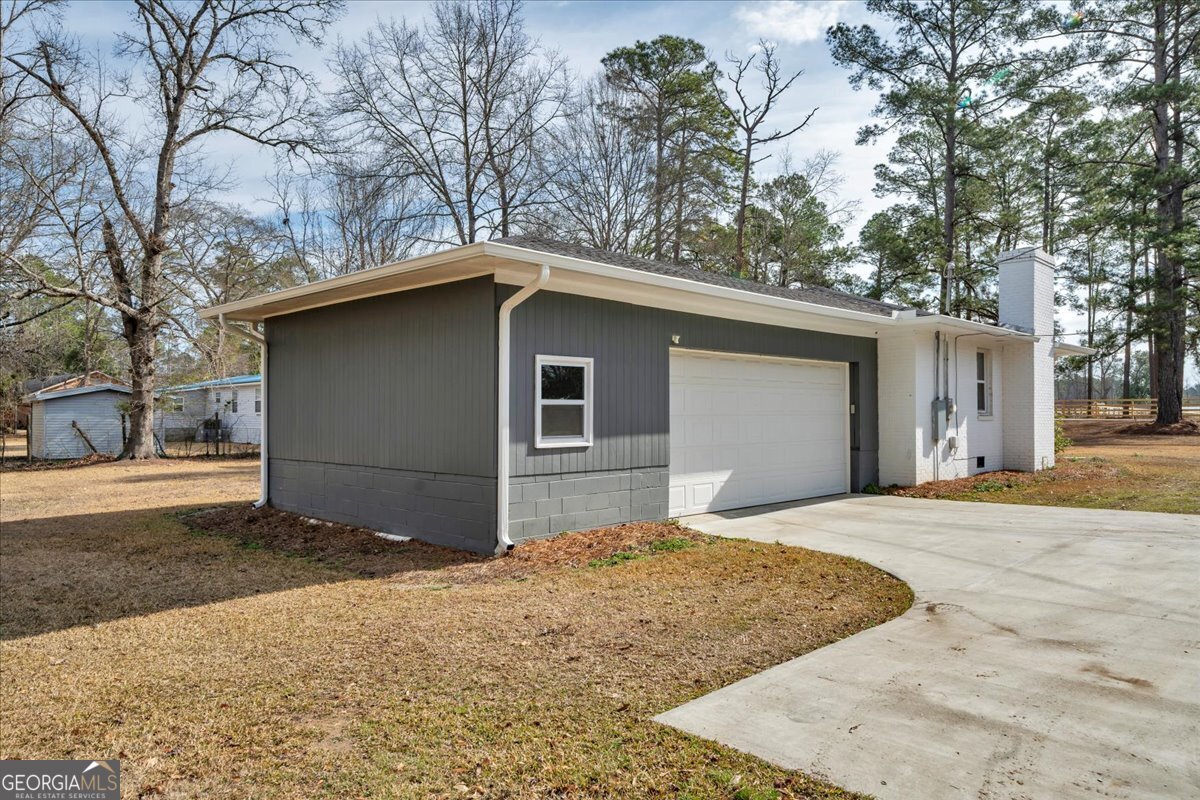 480 Country Club Road Dublin, GA 31021 - Photo 33 of 42 a house that has a tree in front of it