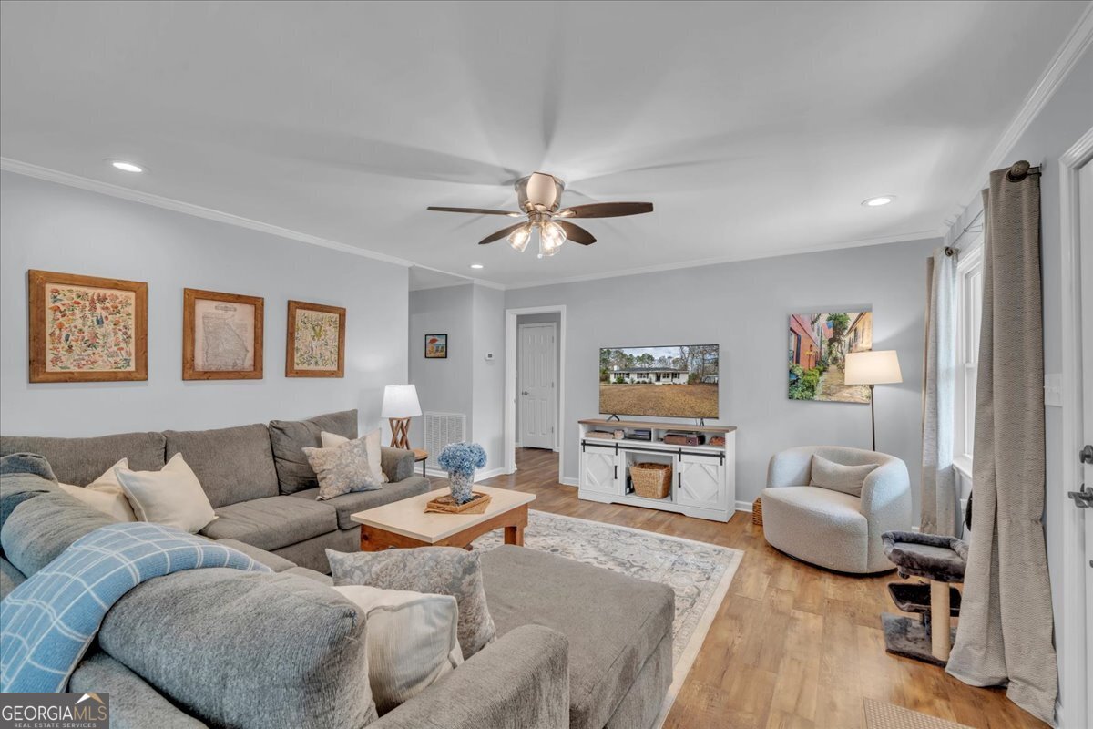 480 Country Club Road Dublin, GA 31021 - Photo 4 of 42 a living room with furniture and a flat screen tv