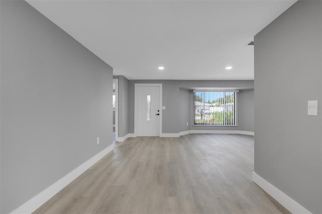 4645 Hunter Ridge Drive Sarasota, FL 34233 - Photo 22 of 70 an empty room with windows and closet