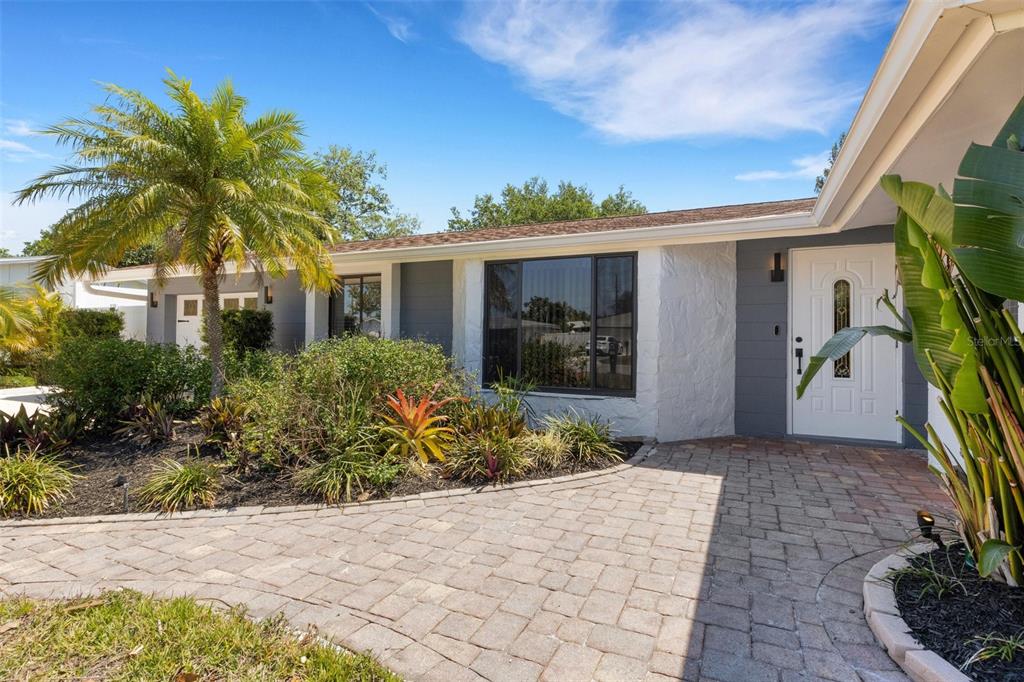 4645 Hunter Ridge Drive Sarasota, FL 34233 - Photo 5 of 70 a front view of house with yard