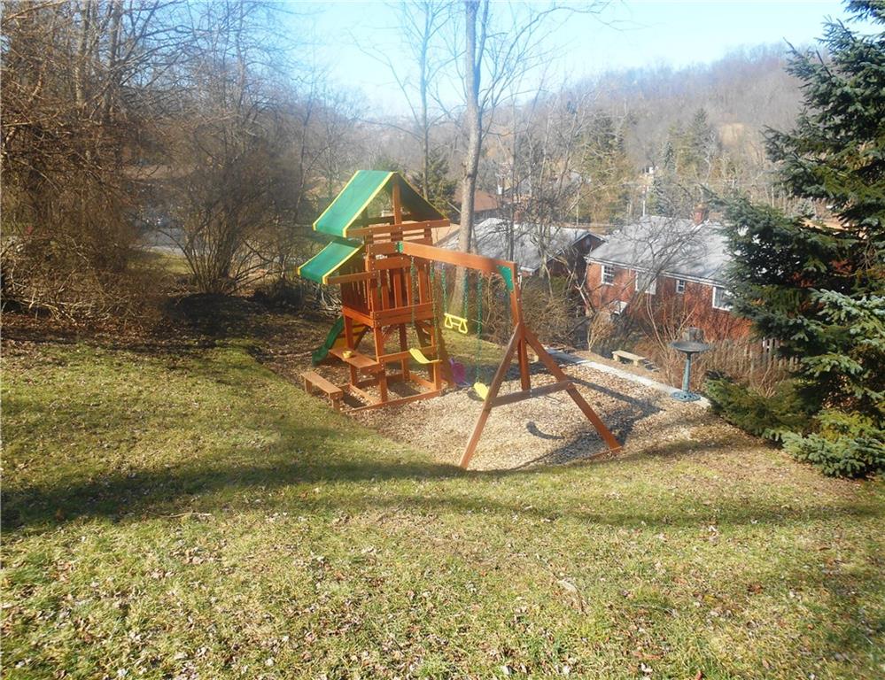 406 Pearce Road Pittsburgh, PA 15234 - Photo 22 of 24 Third level of the yard.