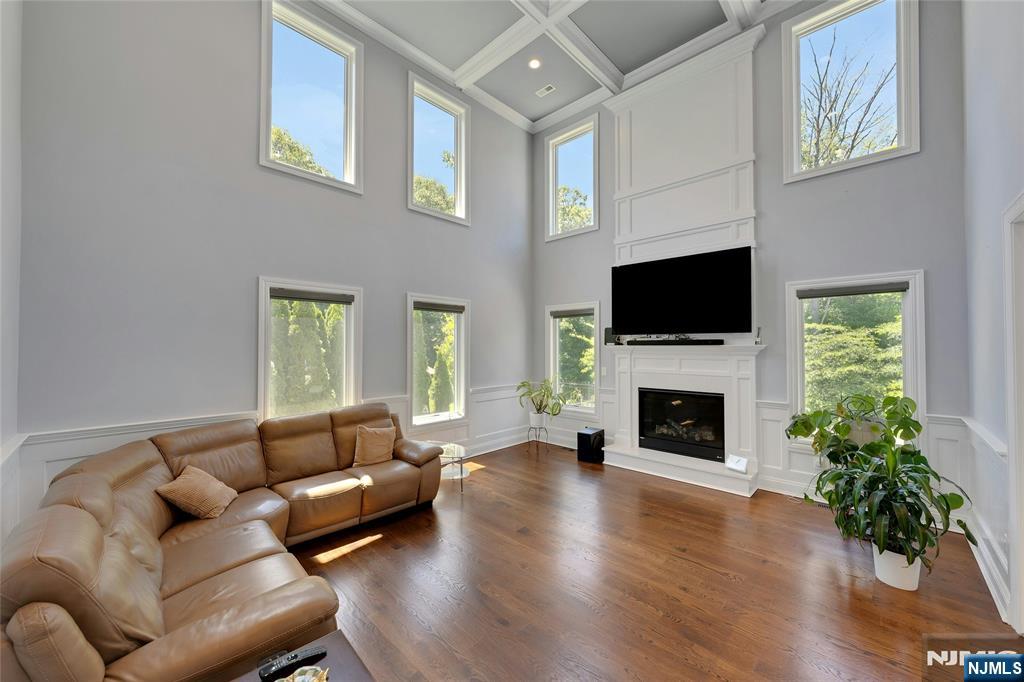 697 Terrace Drive Paramus, NJ 07652 - Photo 7 of 30