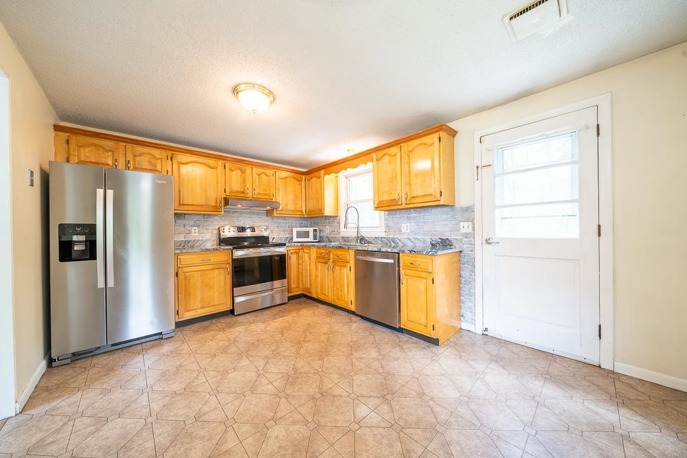 19 R Derryfield Road Derry, NH 03038 - Photo 13 of 26