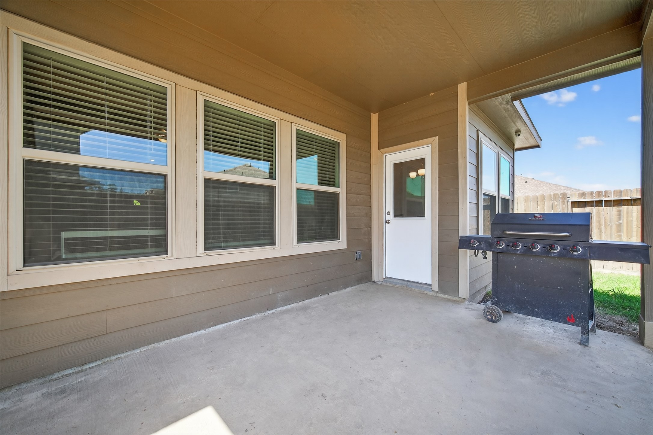 7615 Nevaeh Crest Path Houston, TX 77016 - Photo 36 of 37 a view of an empty room with a window