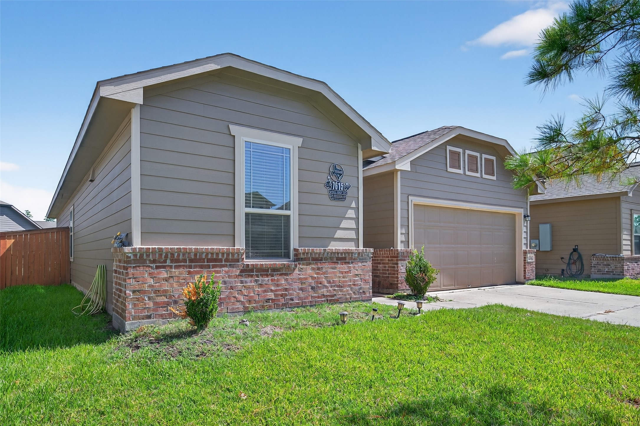 7615 Nevaeh Crest Path Houston, TX 77016 - Photo 4 of 37 front view of a house with a yard