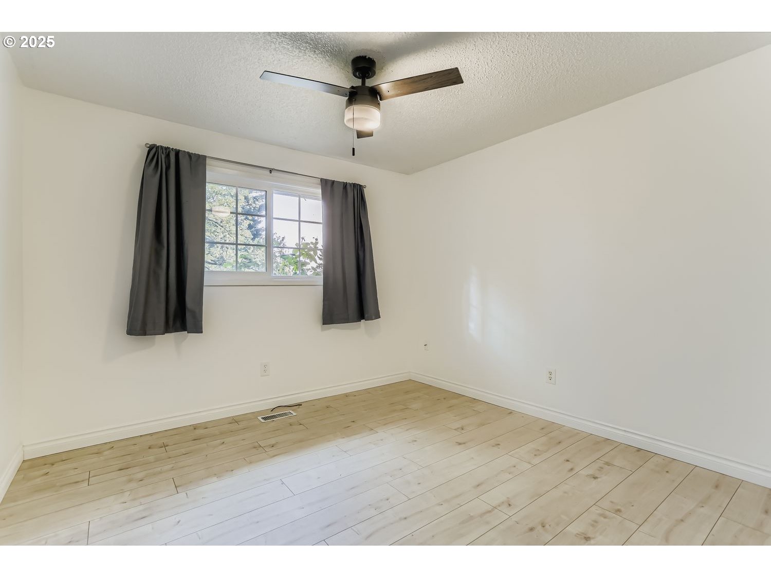 120 Northwest Giese Avenue Gresham, OR 97030 - Photo 12 of 17 a view of a livingroom with a ceiling fan and window