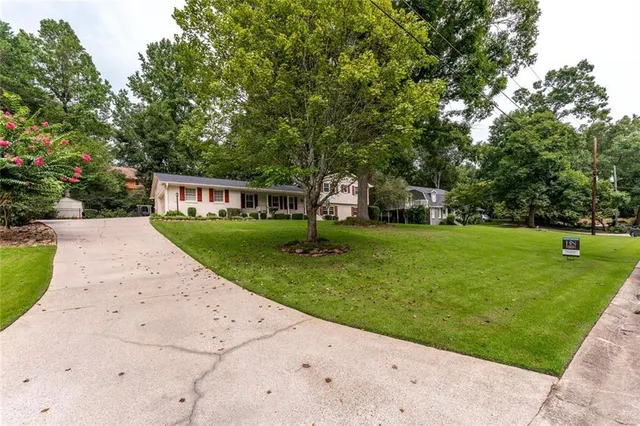 a view of a house with a yard