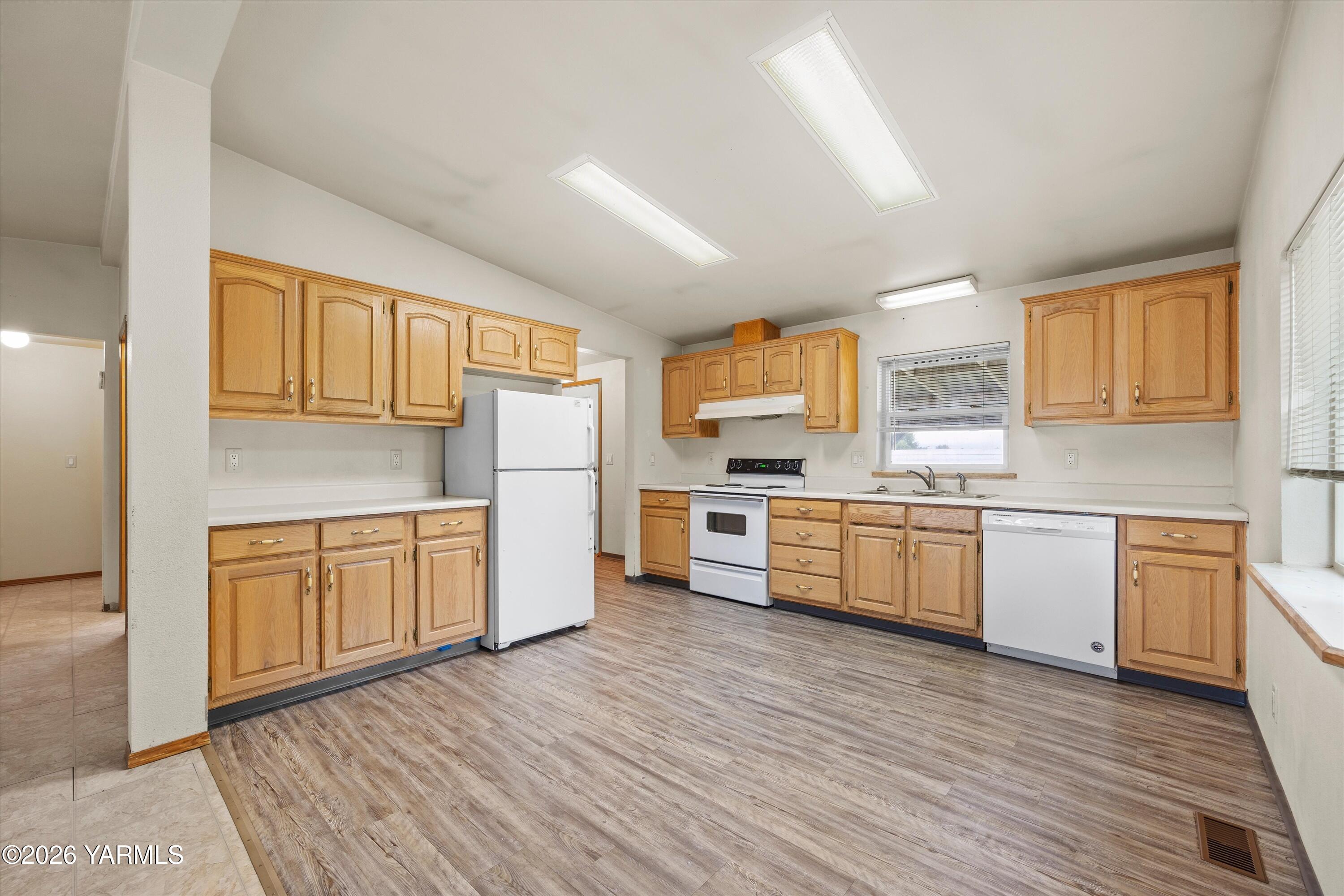 279 Carlsonia Road Zillah, WA 98953 - Photo 9 of 23 Kitchen