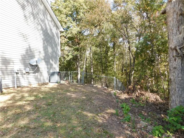 a picture of a wall with a white building