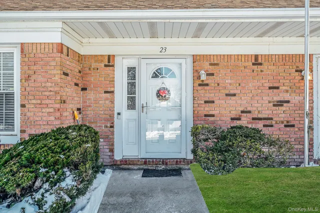 $499,000 | 23 Gazebo Lane, Holtsville, NY 11742