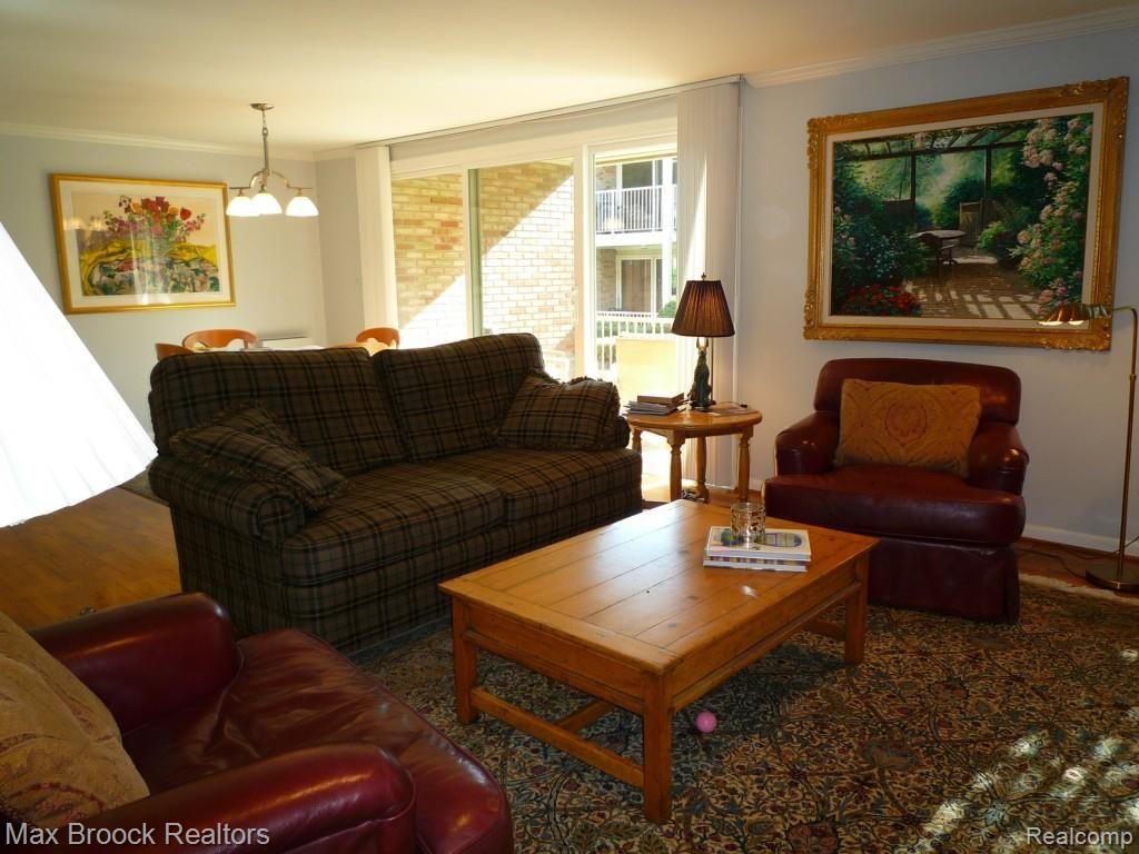 4043 West Maple Road, Unit 101 Bloomfield Hills, MI 48301 - Photo 14 of 34 P1080520.jpg