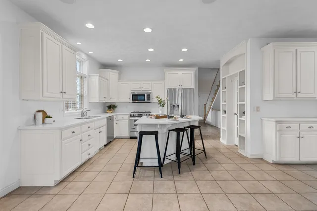 $599,900 | 825 Yorkshire Road, Neenah, WI 54956