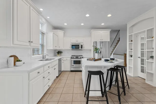 $599,900 | 825 Yorkshire Road, Neenah, WI 54956