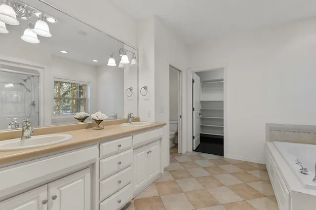 $599,900 | 825 Yorkshire Road, Neenah, WI 54956