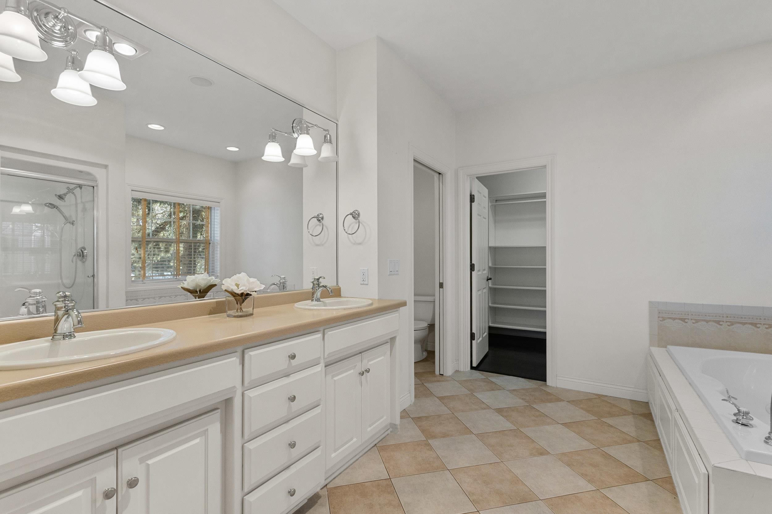 825 Yorkshire Road Neenah, WI 54956 - Photo 31 of 58