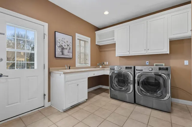 $599,900 | 825 Yorkshire Road, Neenah, WI 54956