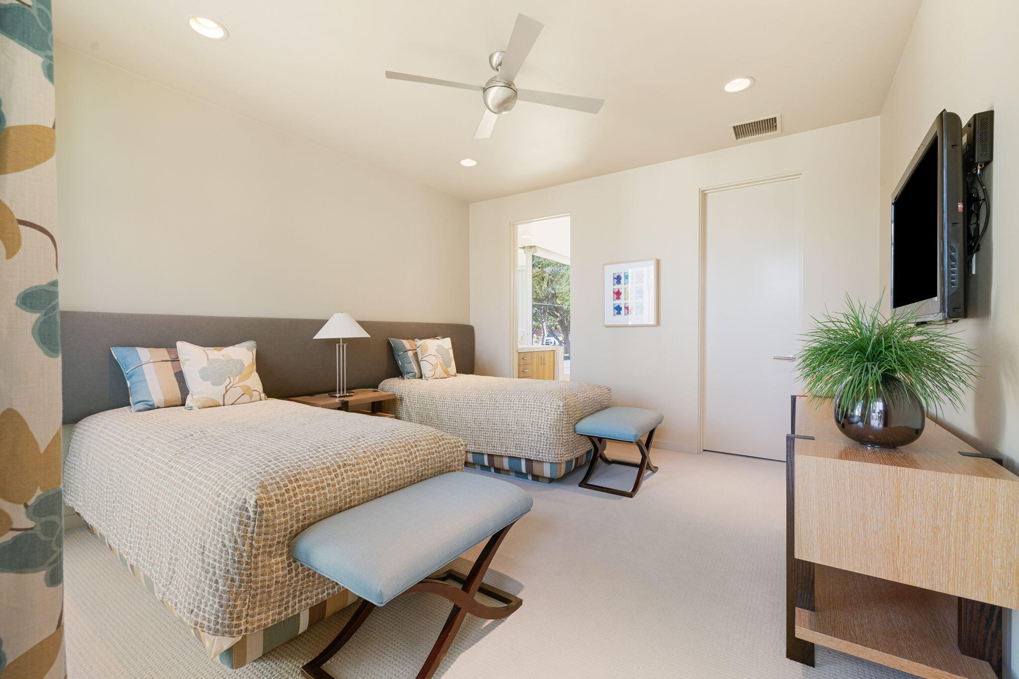 28 Sun Ridge Circle Rancho Mirage, CA 92270 - Photo 37 of 59 a bedroom with furniture and a potted plant
