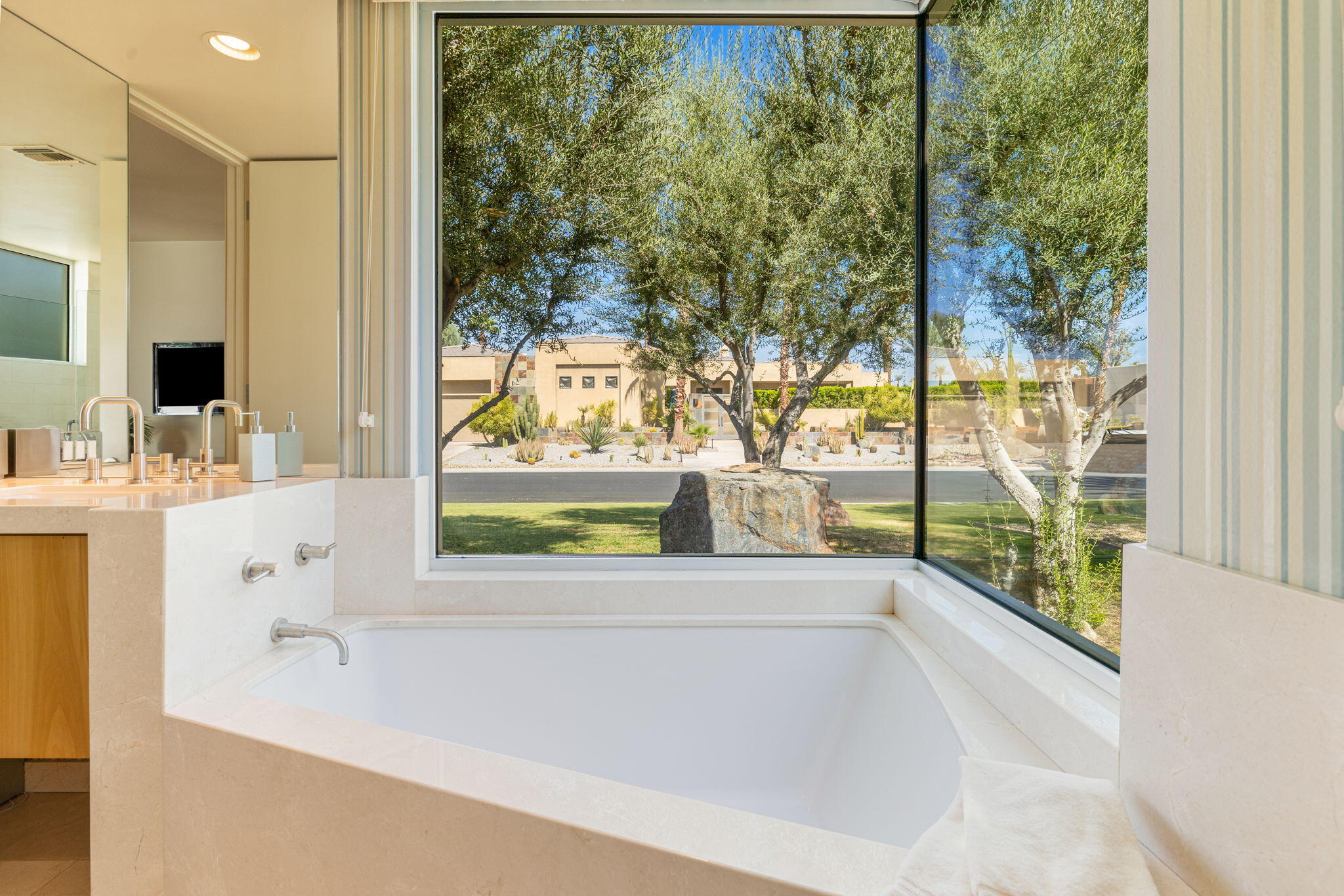 28 Sun Ridge Circle Rancho Mirage, CA 92270 - Photo 40 of 59 a bathroom with a bathtub and window