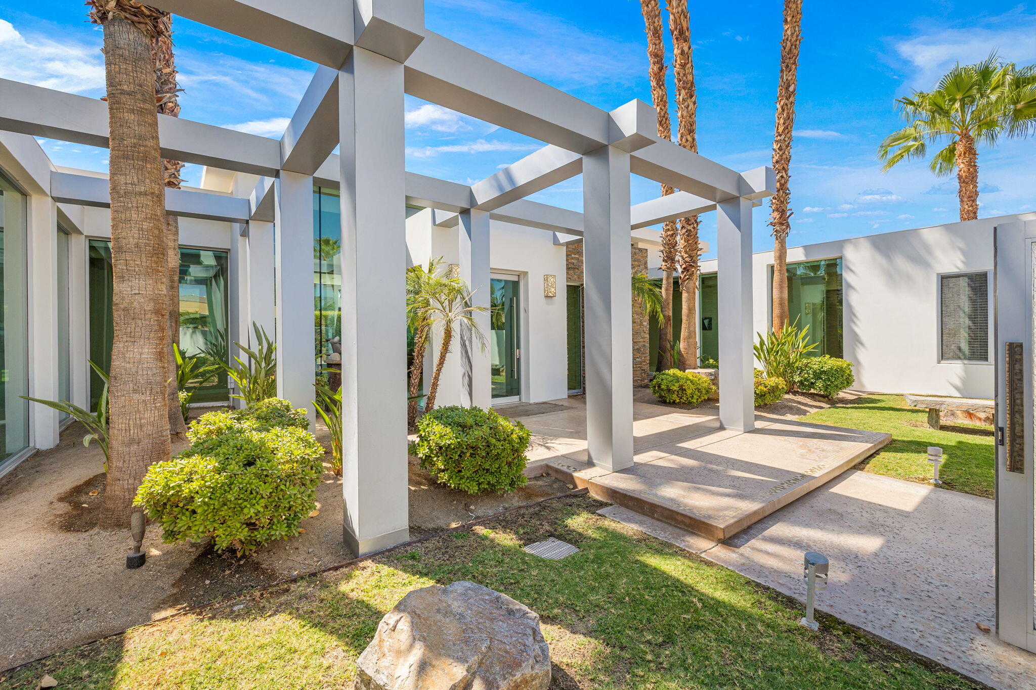 28 Sun Ridge Circle Rancho Mirage, CA 92270 - Photo 4 of 59 42-web-or-mls-AM4A7418