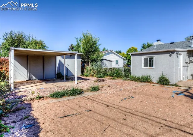 a view of a backyard