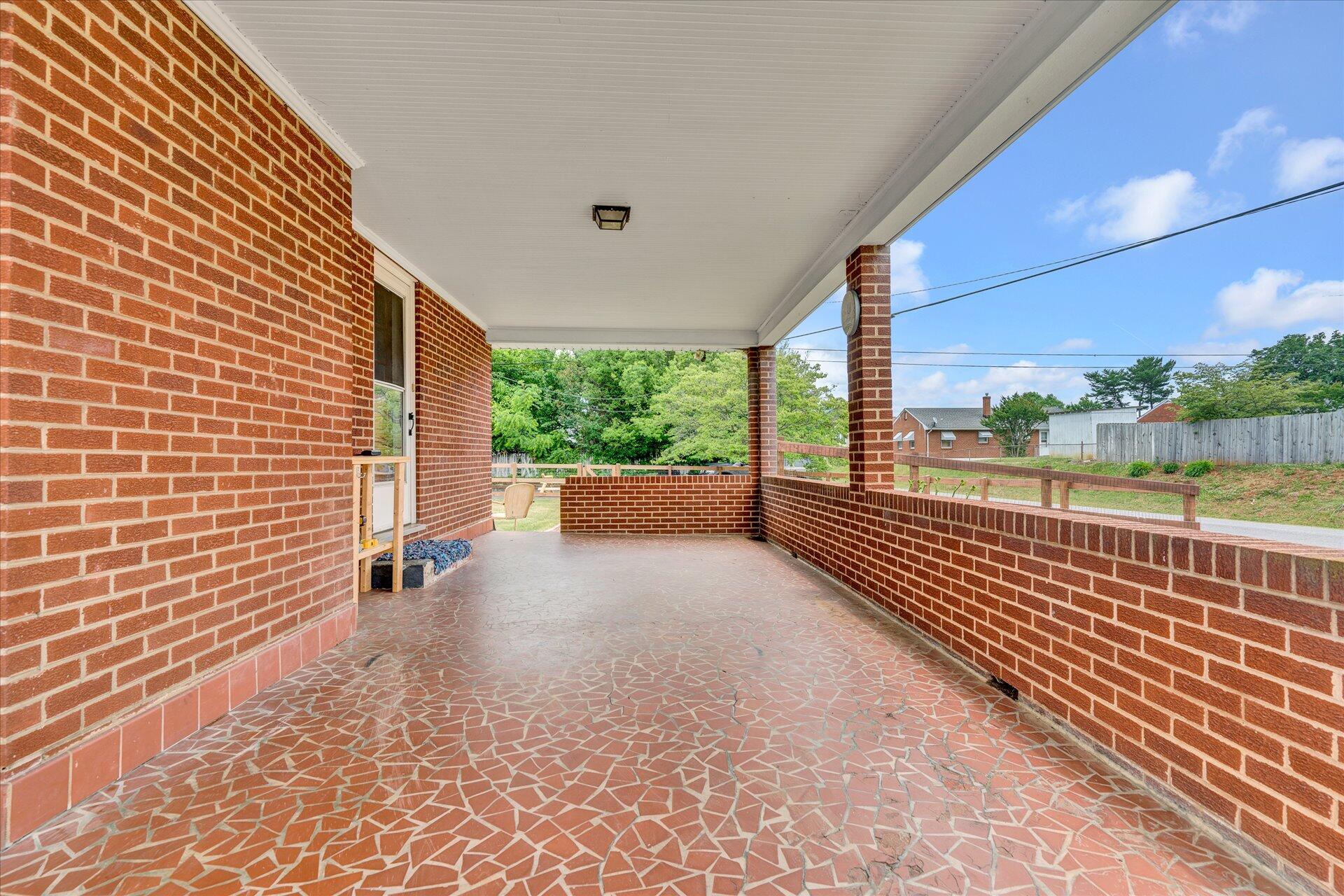 5705 Thornrose Road Roanoke, VA 24012 - Photo 3 of 25 5705 Thornrose 4 carport
