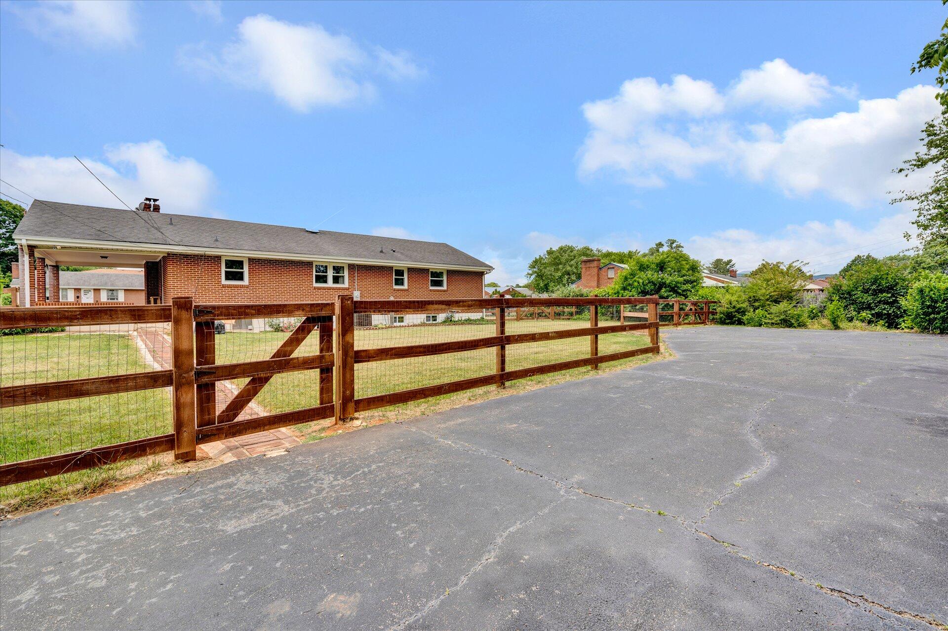 5705 Thornrose Road Roanoke, VA 24012 - Photo 22 of 25 5705 Thornrose 26 second driveway behind