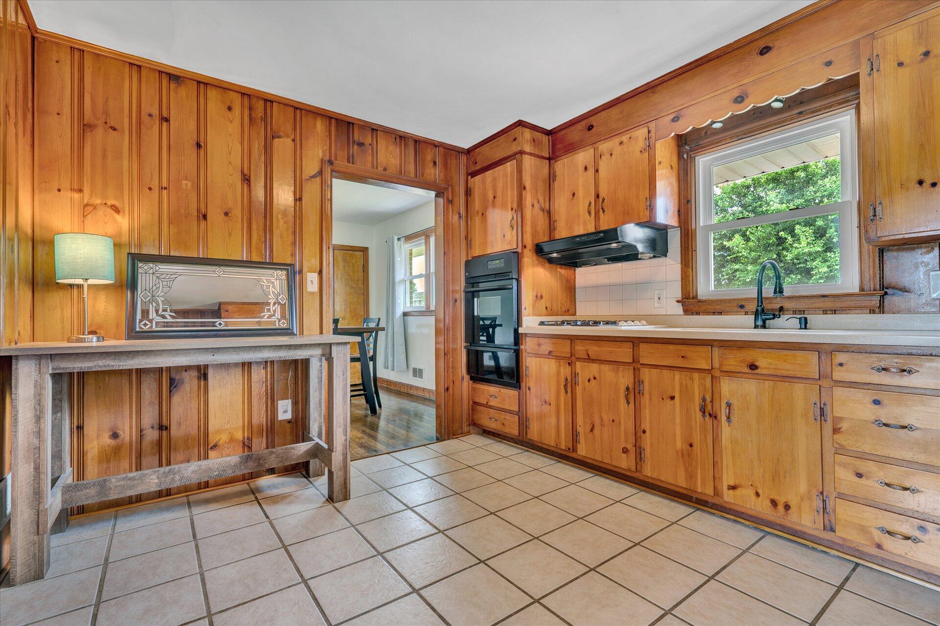 5705 Thornrose Road Roanoke, VA 24012 - Photo 8 of 25 5705 Thornrose 9 kitchen