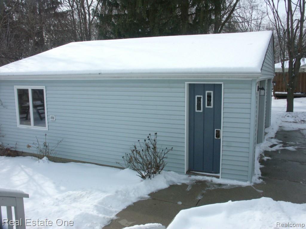 6233 Waldon Road Clarkston, MI 48346 - Photo 4 of 41 2+ car detached garage