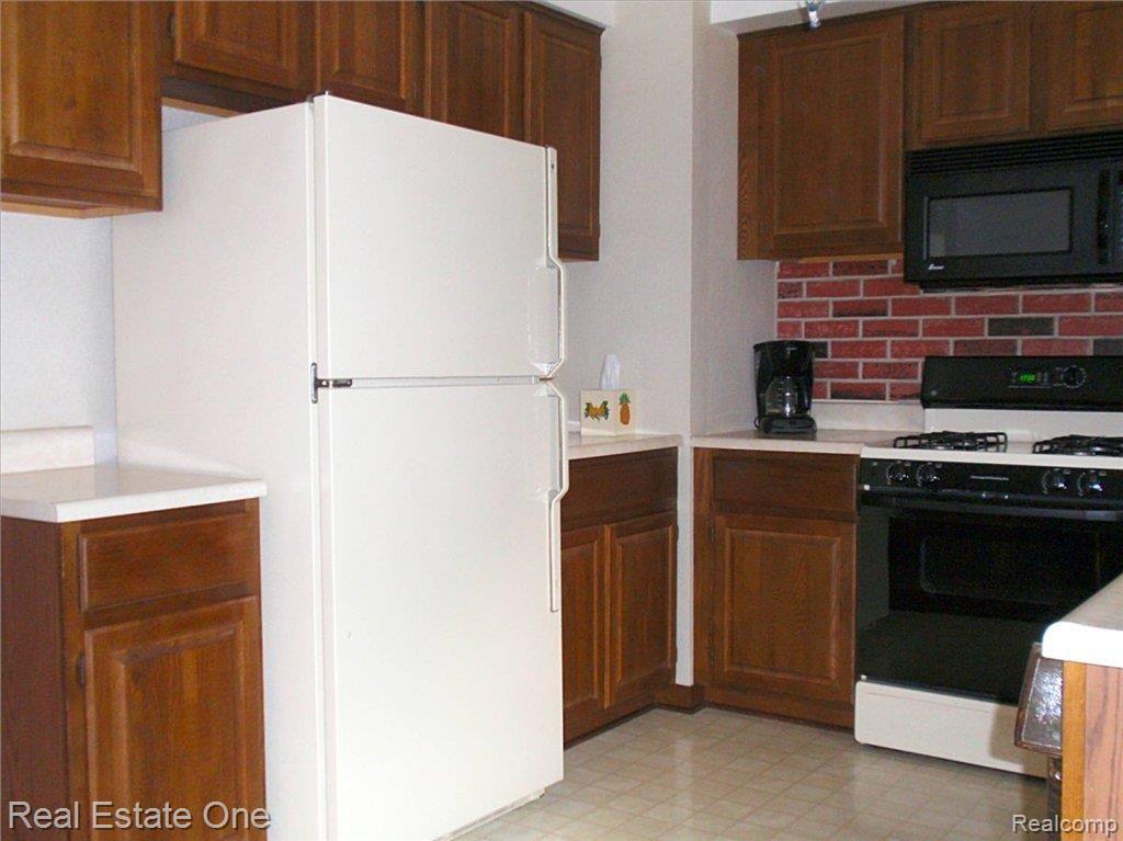 1425 Miller Road Lake Orion, MI 48362 - Photo 5 of 25 Kitchen view
