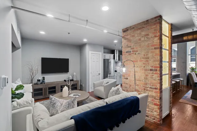 $649,990 | 6007 Memorial Drive, Unit 202, Houston, TX 77007