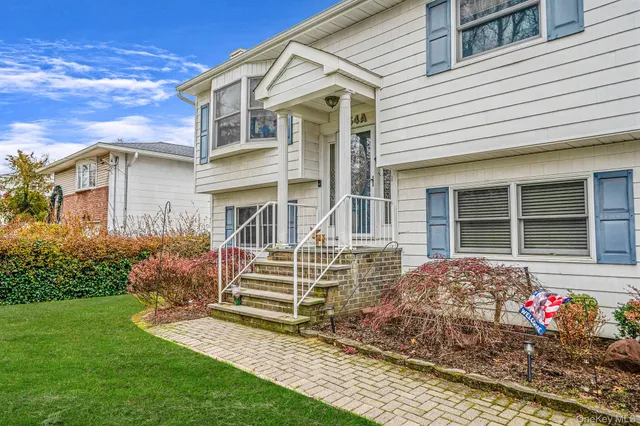 $679,999 | 154 A Woodrow Parkway, West Babylon, NY 11704