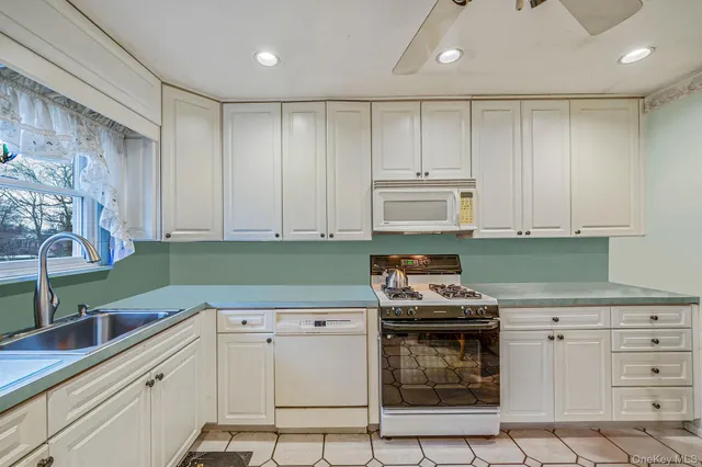 $679,999 | 154 A Woodrow Parkway, West Babylon, NY 11704