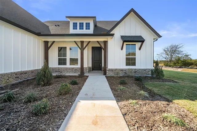 a view of a house with backyard