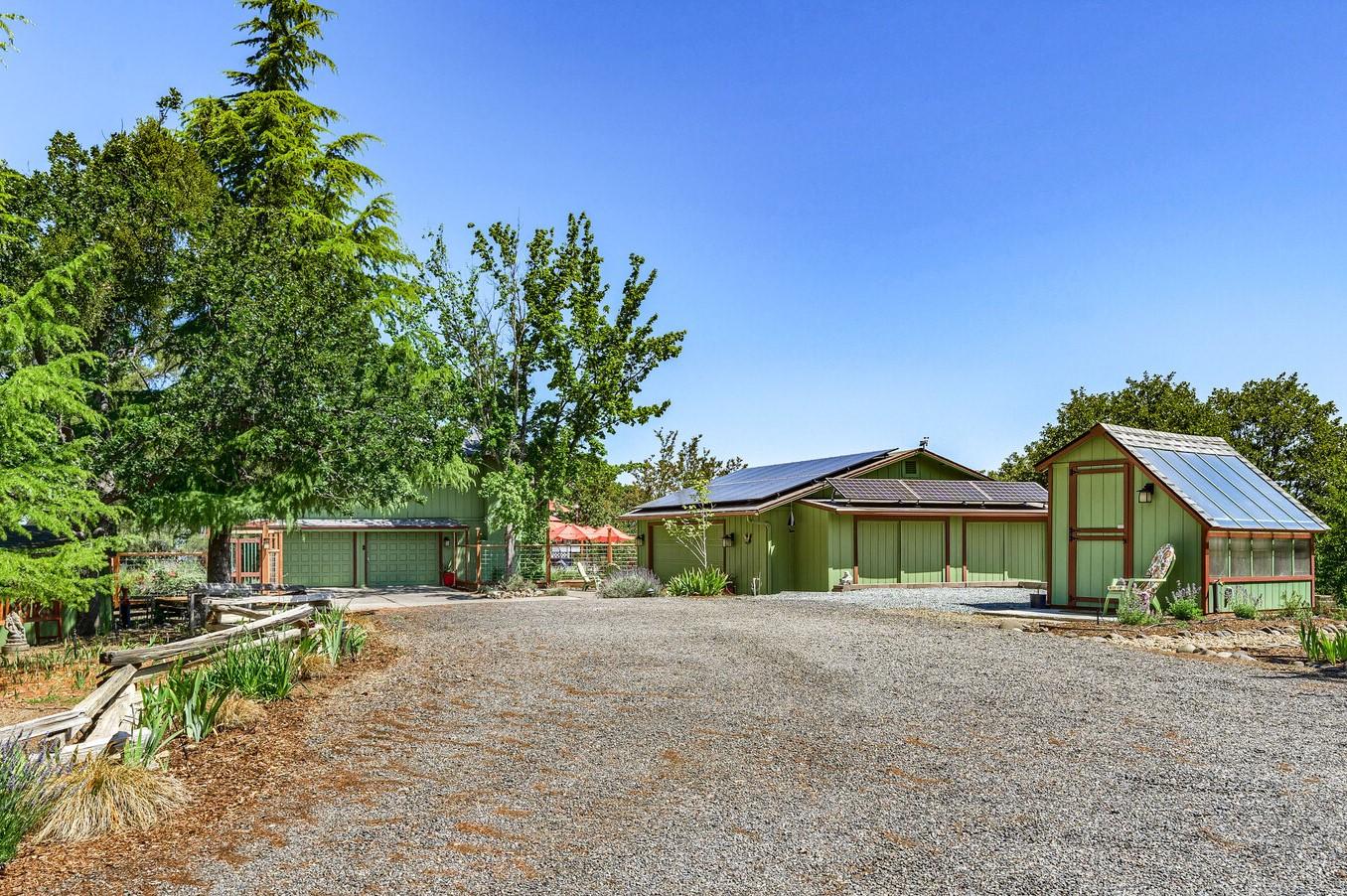 5196 Pioneer Road Medford, OR 97501 - Photo 38 of 94 Driveway approach has parking easily 10 vehicles.