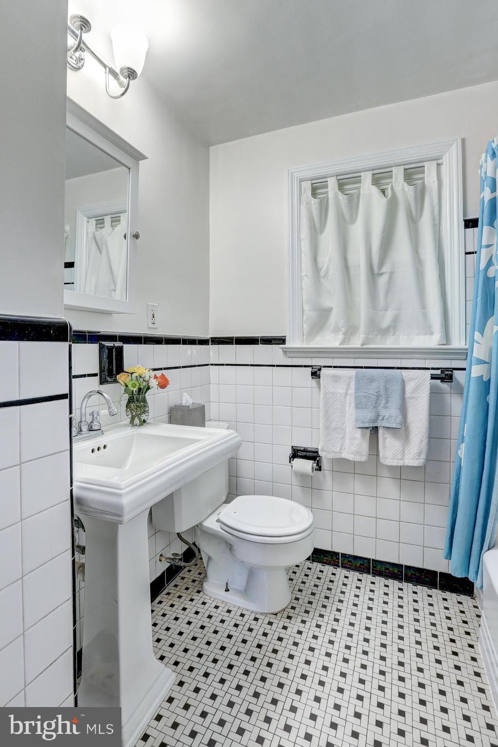 15400 Layhill Road Silver Spring, MD 20906 - Photo 13 of 42 Main level full bath