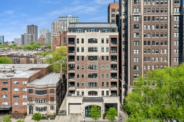 $925,000 | 434 West Melrose Street, Unit 302, Chicago, IL 60657