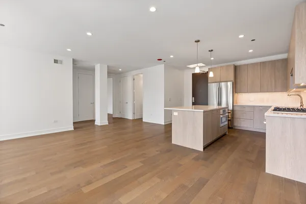 $925,000 | 434 West Melrose Street, Unit 302, Chicago, IL 60657