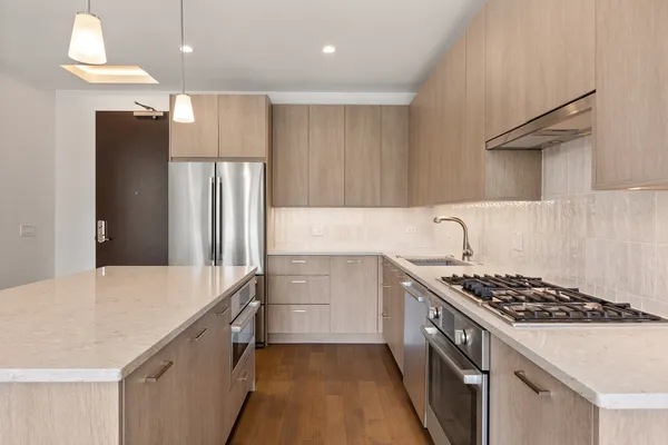 $925,000 | 434 West Melrose Street, Unit 302, Chicago, IL 60657