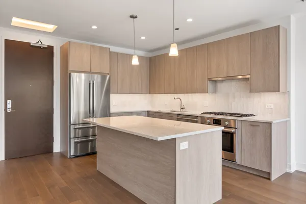 $925,000 | 434 West Melrose Street, Unit 302, Chicago, IL 60657