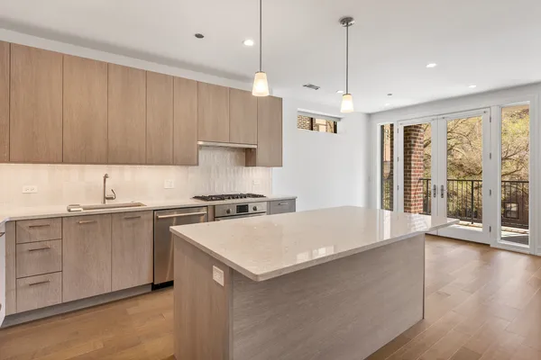 $925,000 | 434 West Melrose Street, Unit 302, Chicago, IL 60657