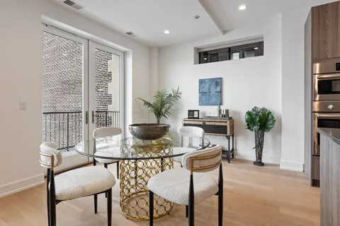 $925,000 | 434 West Melrose Street, Unit 302, Chicago, IL 60657