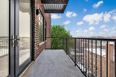 $925,000 | 434 West Melrose Street, Unit 302, Chicago, IL 60657