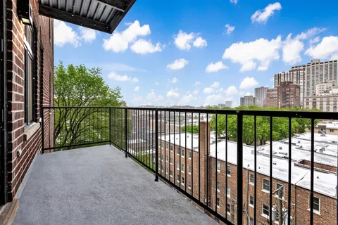 $925,000 | 434 West Melrose Street, Unit 302, Chicago, IL 60657
