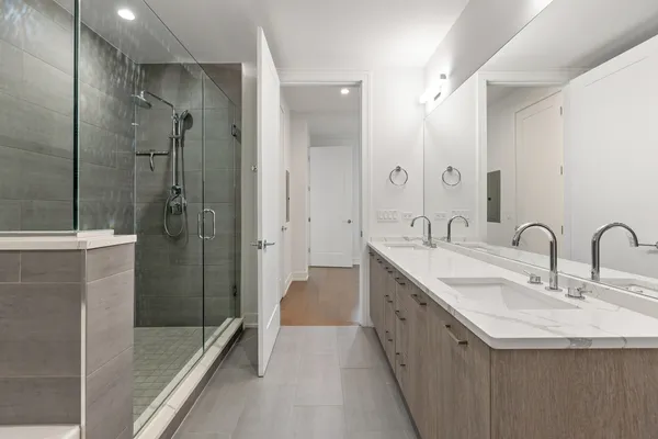 $925,000 | 434 West Melrose Street, Unit 302, Chicago, IL 60657