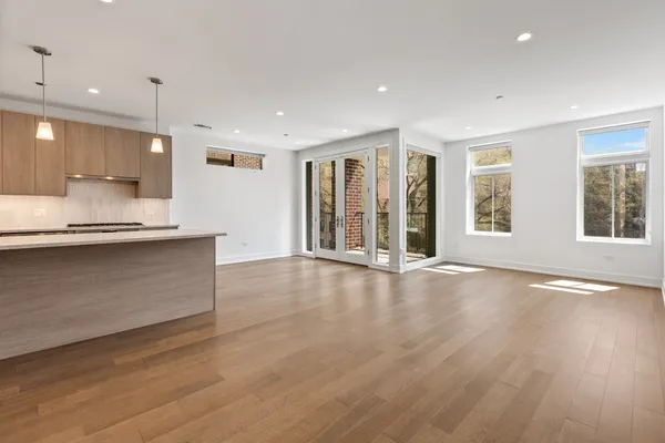 $925,000 | 434 West Melrose Street, Unit 302, Chicago, IL 60657