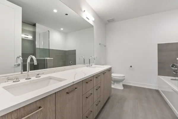 $925,000 | 434 West Melrose Street, Unit 302, Chicago, IL 60657