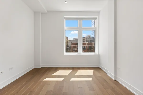 $925,000 | 434 West Melrose Street, Unit 302, Chicago, IL 60657