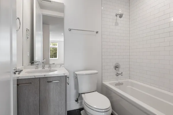 $925,000 | 434 West Melrose Street, Unit 302, Chicago, IL 60657